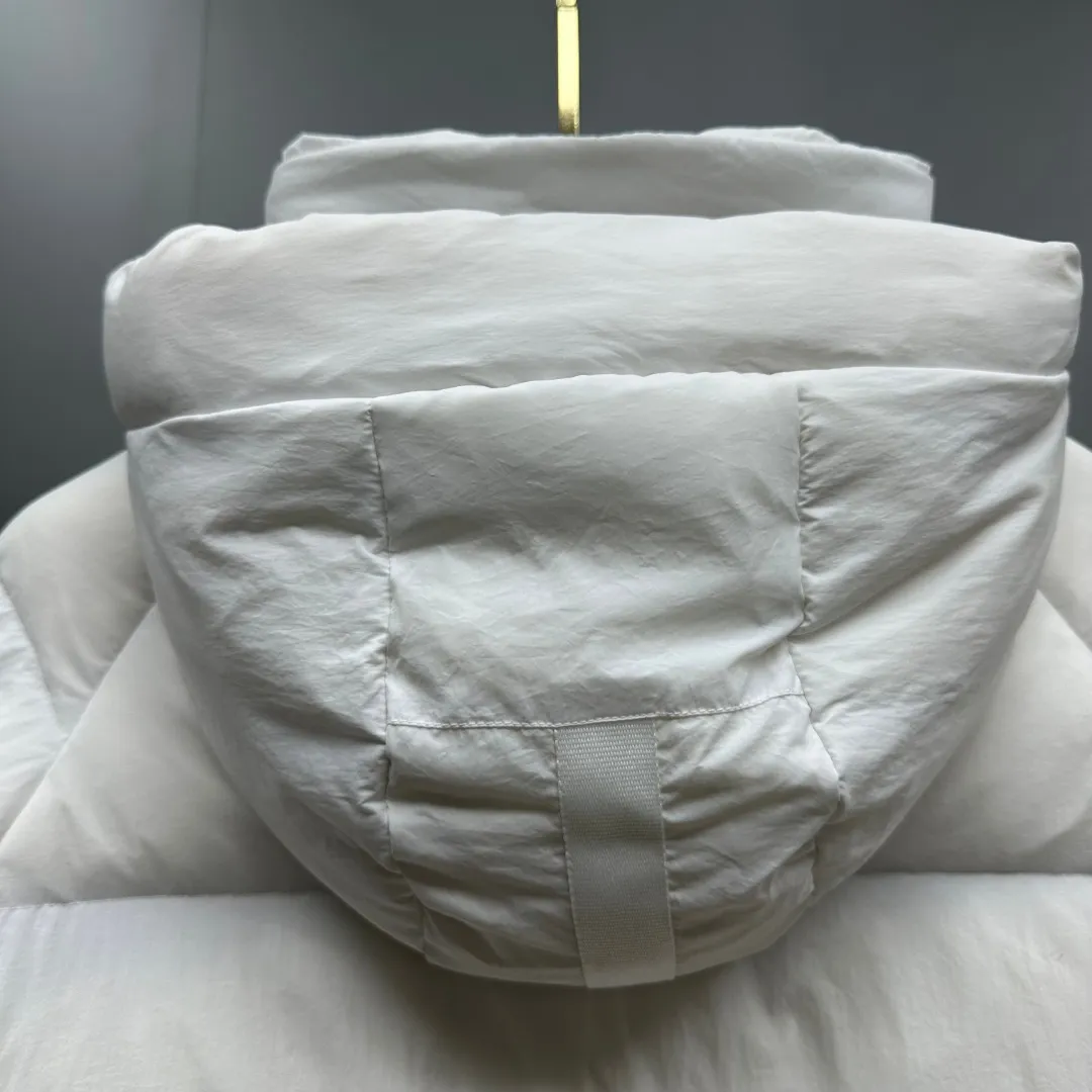 P780 𝗖𝗔𝗡𝗔𝗗𝗔 𝗚𝗢𝗢𝗦𝗘/Canada Goose capsule series macaron white label down jacket Fabric: Made of soft EnduraLuxe fabric imported from DuPont, CORDURA, USA, which enhances the durability of easy-to-wear parts, is lightweight and durable; the liner is made of 400T anti-velvet gallbladder, which is comfortable, soft and non-velvet. Hat: It has a detachable hood, which can be adjusted in two directions, and is also filled with down, which brings greater softness and wrapping around the head and neck, and is full of warmth. This parka has white trim at the back and around the hood, and the hood hardware is all original and custom-made to match the soft color of the fabric. Goose logo: The official website’s new series of large goose logos made of silicone, non-embroidered logos. Length: Fit hip-length. Accessories: The chest chain and pocket chain are all customized by YKK zipper company, and the zippers are consistent with the original color of the clothes; the zipper placket and inner straps are customized with the original Canada Goose logo; the cuffs are made of cashmere ribbing to increase comfort and lock in heat. Pockets: 3 exterior pockets: Fleece-lined hand-warmer pockets with two-way zipper closure for easy access. Security pocket with zipper closure under fly; 2 interior pockets: drop-in pocket Colors: Melt Blue, Moonlight Lime, Soft Pink, Beichen White Sizes: 𝗫𝗦-𝗦-𝗠